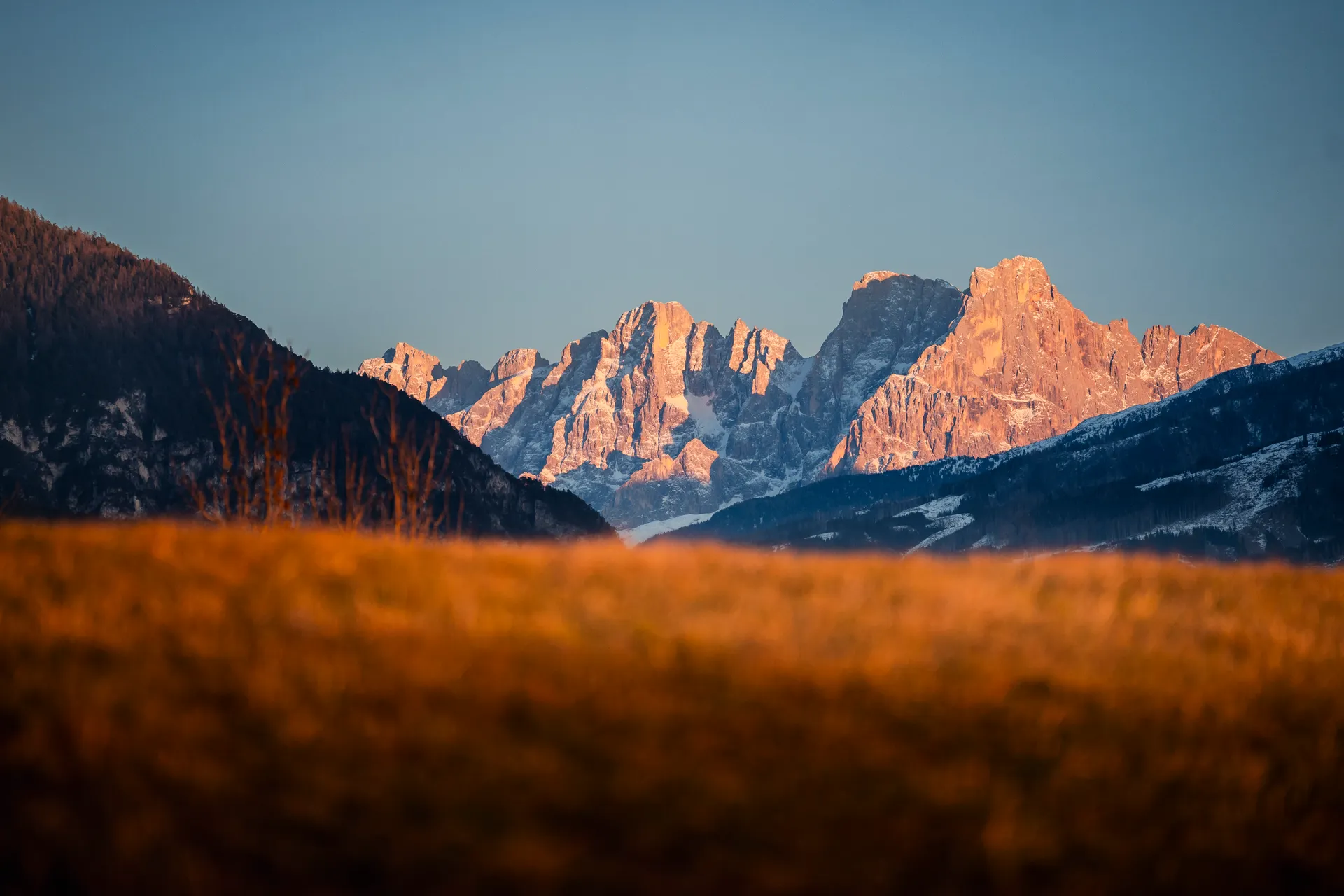 Vetta delle Dolomiti illuminata dalla luce dorata dell'alba