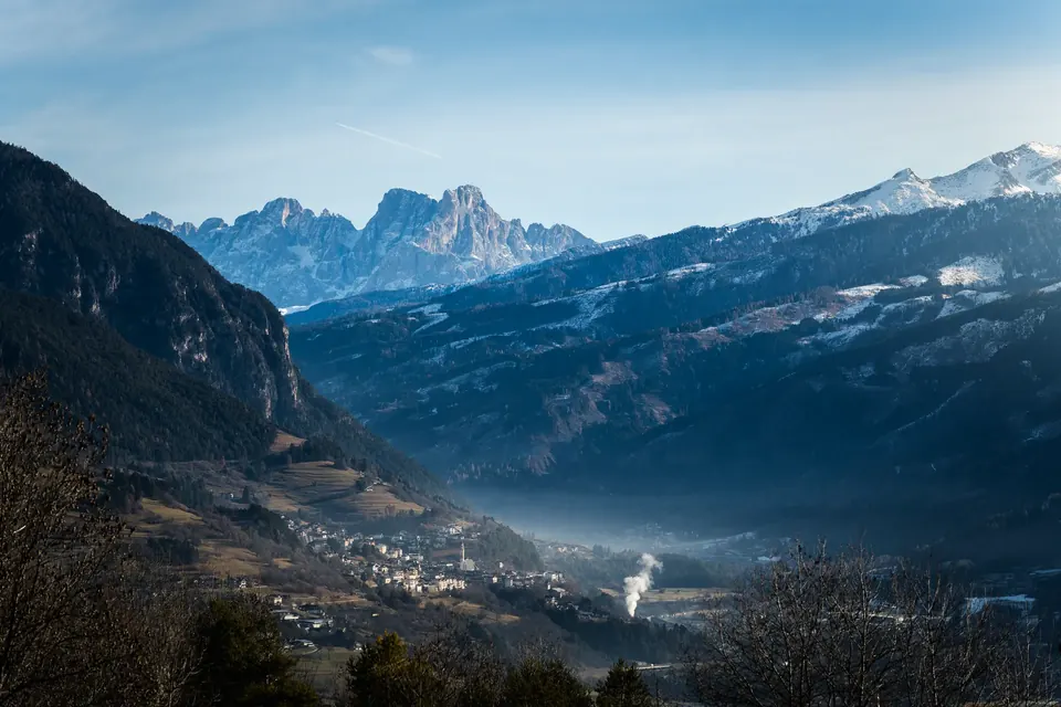 Una valle delle Dolomiti attraversata dalla luce e dalla foschia