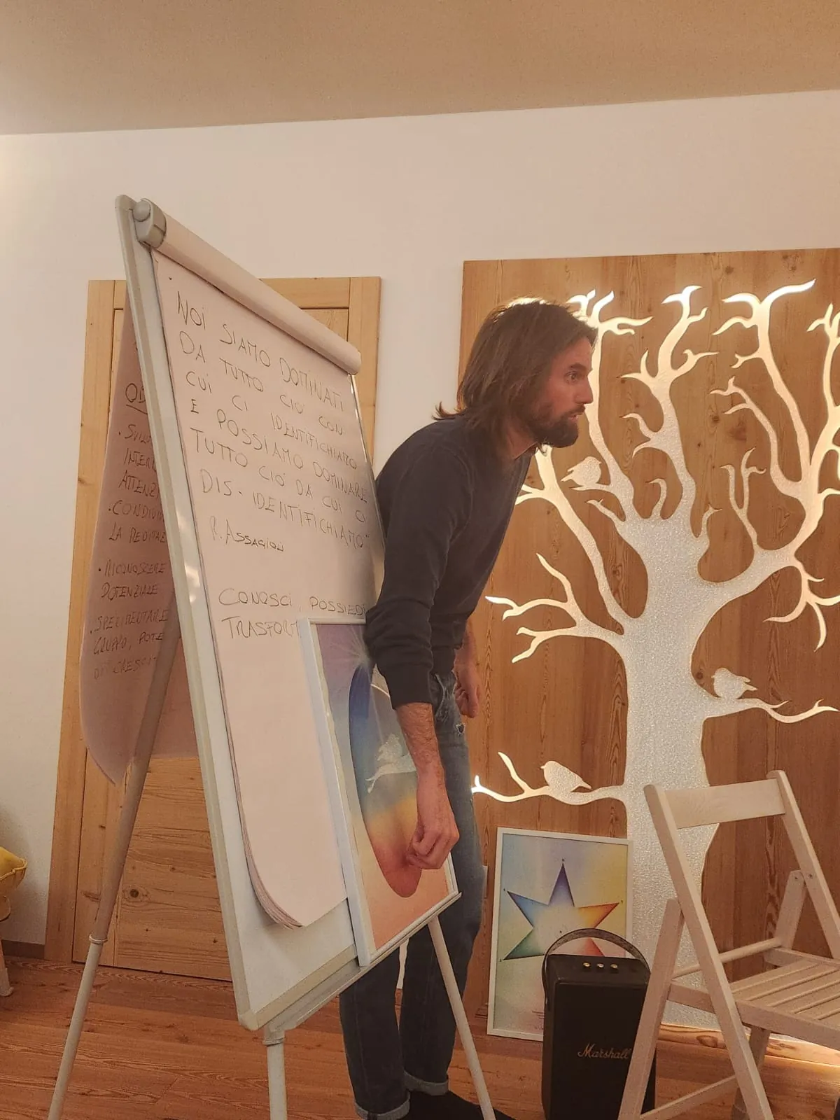 Thomas davanti alla lavagna durante una lezione di psicosintesi